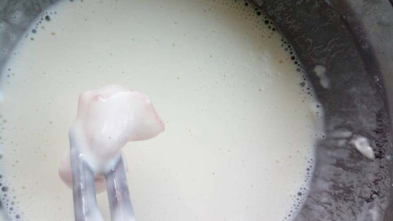 酸甜里脊肉,糊的浓度可以用一片肉挂下试试,我这种程度就可以了,如果挂不上就是太稀了,可以再加入生粉。