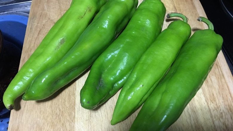 「吃货久久」酿肉虎皮青椒 吃的完这一盘的都是壮士!,建议买这样的青椒 皮厚度适中 最后切半长度足够