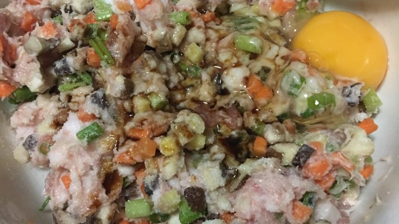 「吃货久久」酿肉虎皮青椒 吃的完这一盘的都是壮士!,所有配料和肉末到在一起 (大蒜和生姜留一点 最后调汁还要用)加入盐 麻油 生抽 料酒 一个<a style='color:red;display:inline-block;' href='/shicai/ 9'>鸡蛋</a> 一起搅拌