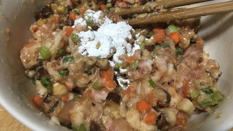 「吃货久久」酿肉虎皮青椒 吃的完这一盘的都是壮士!,搅拌均匀后加入少许生粉再搅拌