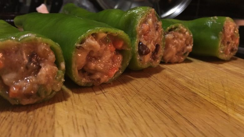 「吃货久久」酿肉虎皮青椒 吃的完这一盘的都是壮士!,开始灌肉 我用的细长的勺子和一双筷子塞肉 如果肉不容易进去 可以用一双筷子 不是一只 一起插入青椒里 很容易疏通