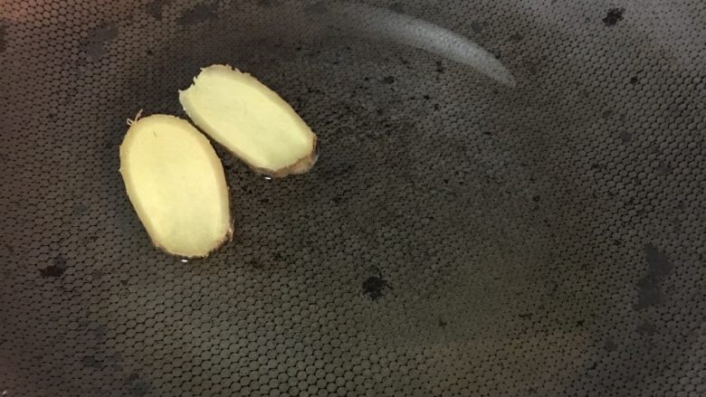 「吃货久久」酿肉虎皮青椒 吃的完这一盘的都是壮士!,准备就绪 锅里倒入较多点色拉油 用姜片在锅内多转几圈 取出