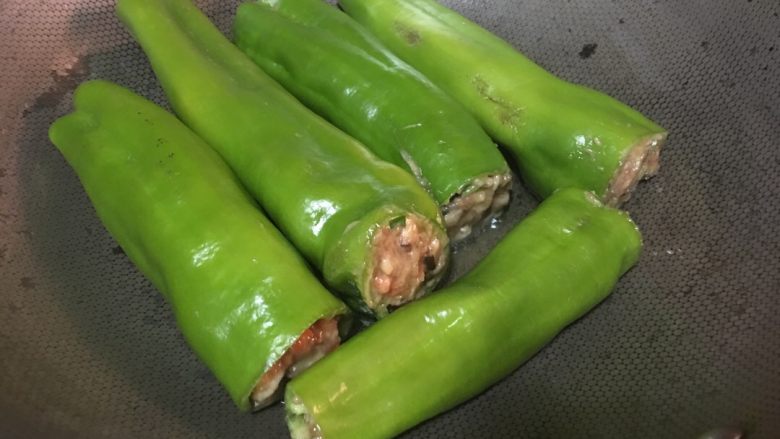 「吃货久久」酿肉虎皮青椒 吃的完这一盘的都是壮士!,中火放入虎皮青椒还是煎 尽量不翻动