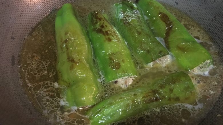 「吃货久久」酿肉虎皮青椒 吃的完这一盘的都是壮士!,加入水 建议不要太多 今天我加多了点 因为肉多 怕不易熟 中火加盖等待