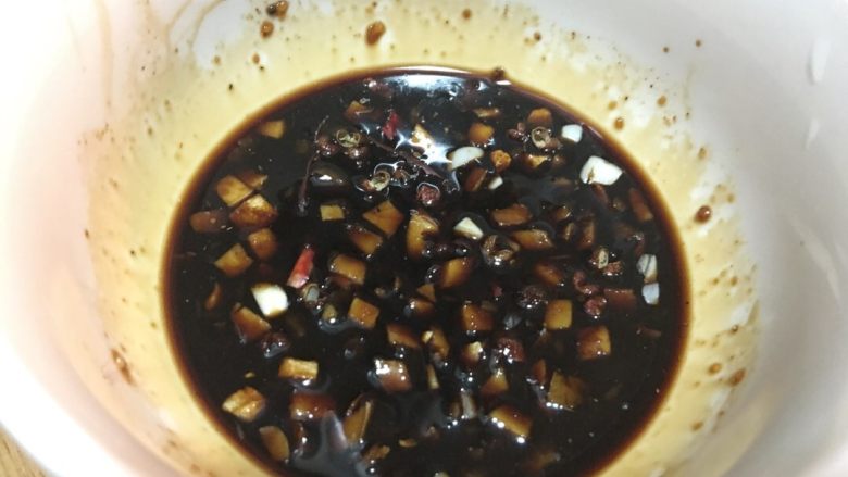 「吃货久久」酿肉虎皮青椒 吃的完这一盘的都是壮士!,等待的同时准备调汁 我加入了老抽 生抽 味极鲜 少许盐 糖 醋 黑胡椒粉 五香粉 海南灯笼辣椒 尖椒和花椒 倒入之前准备的姜 蒜 搅拌均匀