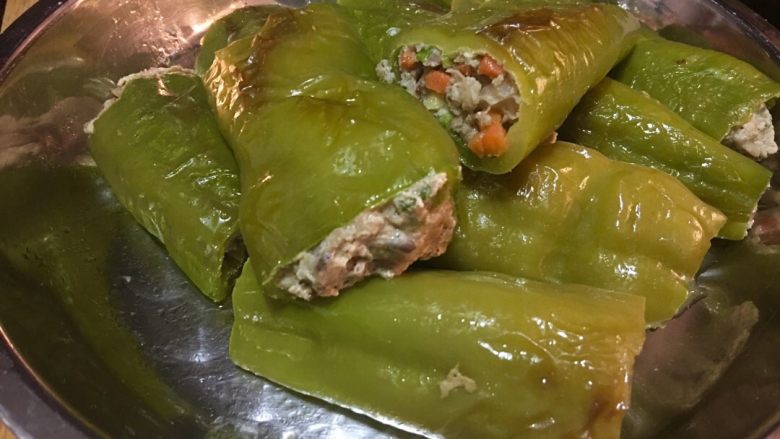 「吃货久久」酿肉虎皮青椒 吃的完这一盘的都是壮士!,水收干后(这次水放多了点 口感上会稍有缺憾)切断装盘