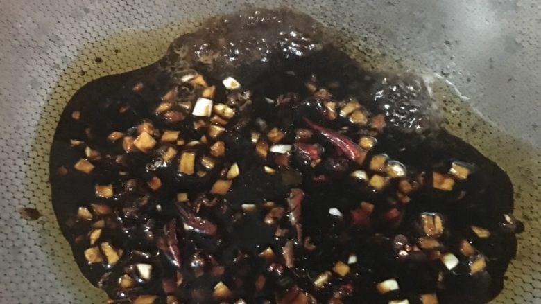 「吃货久久」酿肉虎皮青椒 吃的完这一盘的都是壮士!,锅内小火倒入麻油 倒入准备的调汁 炒香