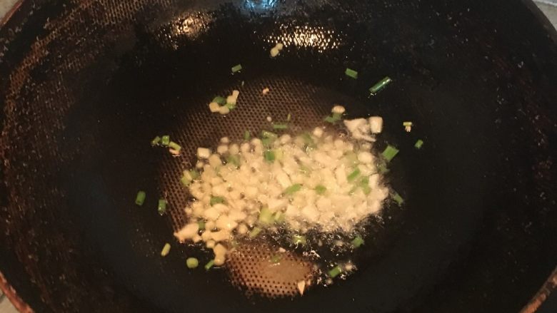 苦瓜炒肉,葱姜蒜放入油锅烹出香味