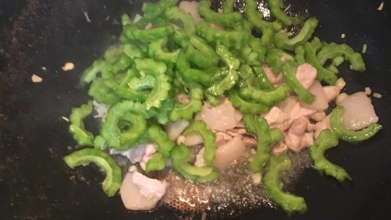 苦瓜炒肉,放入<a style='color:red;display:inline-block;' href='/shicai/ 55'>苦瓜</a>