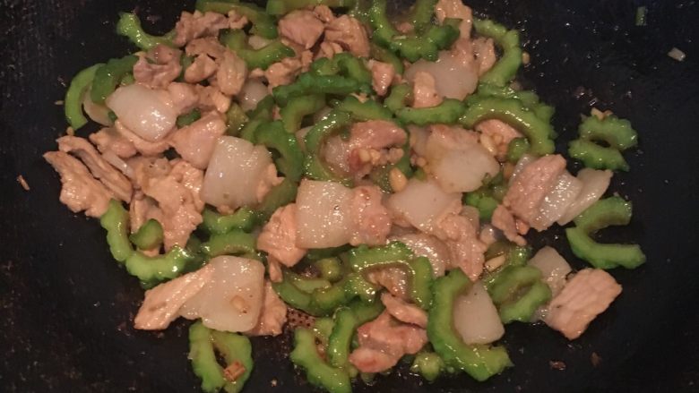 苦瓜炒肉,放入盐、<a style='color:red;display:inline-block;' href='/shicai/ 692'>酱油</a>、<a style='color:red;display:inline-block;' href='/shicai/ 718'>料酒</a>，炒2-3分钟起锅