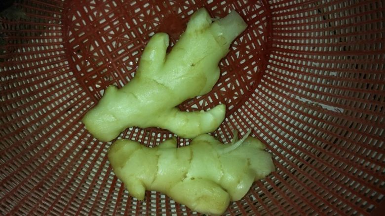 酸爽姜片,嫩姜，洗净，切片