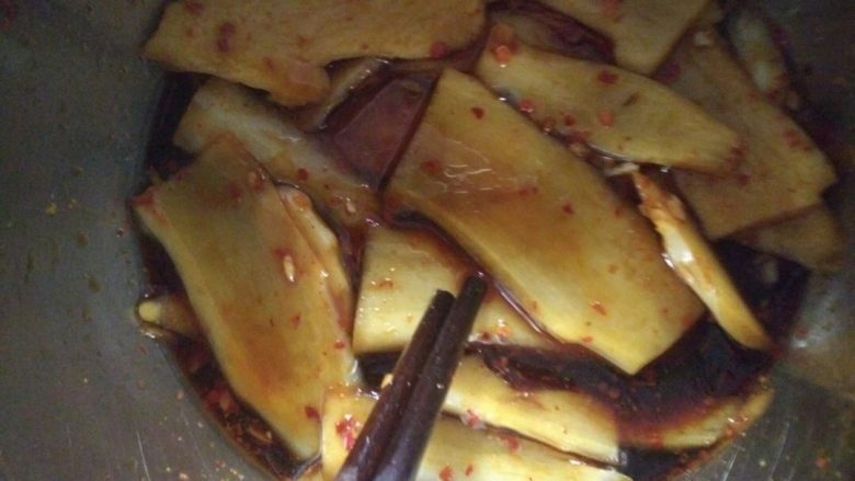 酸爽姜片,加入蒜，加入生抽，鸡粉，辣椒粉，花椒油，醋，