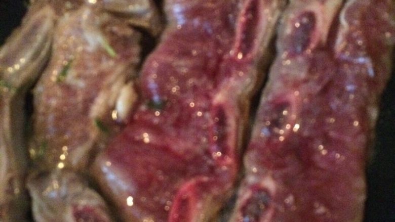 五环黑椒牛排,煎好一面就翻过来煎另一面,至于煎多长时间,就看个人的喜好来定了,我喜欢吃全熟的,(安全起见)时间要久一点,煎好了装盘