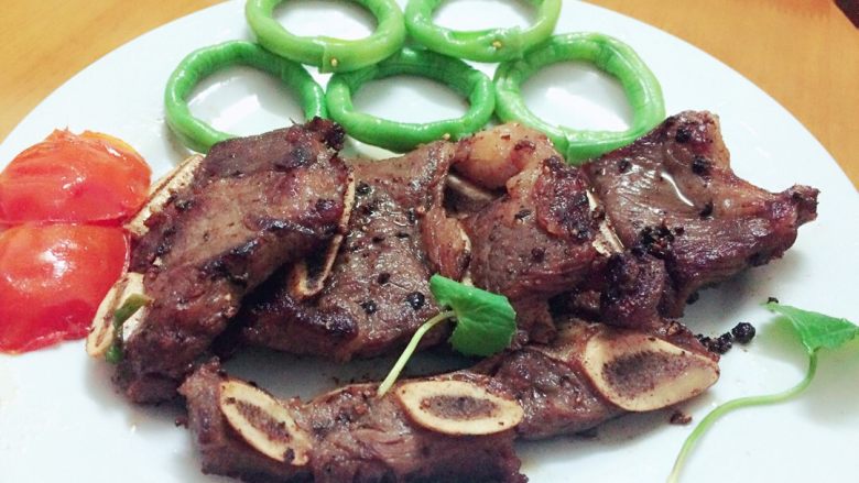 五环黑椒牛排,把牛排,豆角环摆在盘中