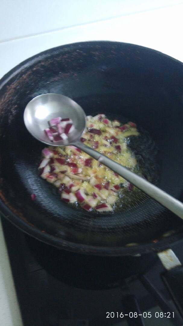 苏子叶炒饭,下锅炒圆葱，出香味。。