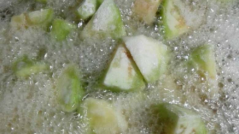 “地三鲜”绅士私房菜,锅内入油烧热淹没茄子土豆