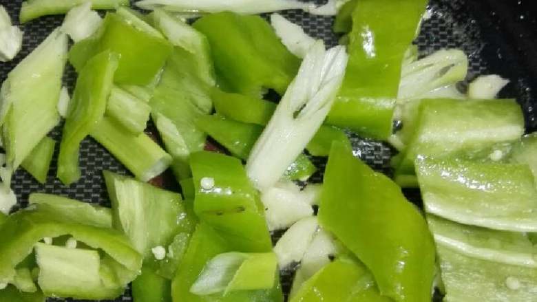 “地三鲜”绅士私房菜,锅内放入少许油爆香配料