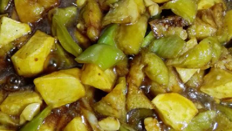 “地三鲜”绅士私房菜,加入生抽 老抽 水少量烧开后放入茄子土豆 盐 味精 醋 白糖调味