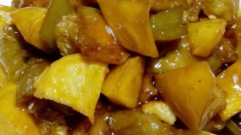 “地三鲜”绅士私房菜,少许淀粉稀释后大火收汁，出锅