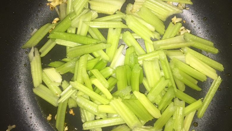 西芹炒火腿,先给锅里面到油，等油烧好以后，把蒜末放进锅里煸香，然后再把切好的西芹放进锅里煸炒。