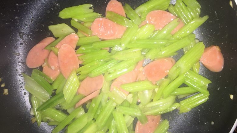 西芹炒火腿,等西芹变色以后，就可以出锅了。