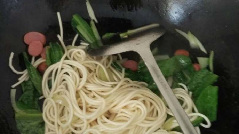 XO酱炒面,先炒配菜放盐 接着放面