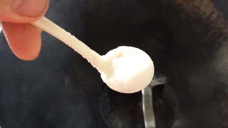 红烧䲝鱼,烧㶽热油，等油温高了，先撒进少许盐，这样煎时不沾锅