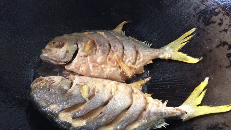 红烧䲝鱼,一面煎金黄了再煎另一面