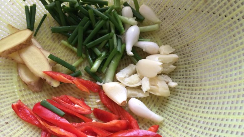 红烧䲝鱼,把姜，䓤，辣椒，蒜米都洗干净切好，待用