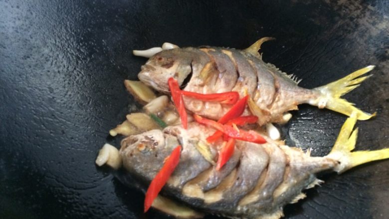 红烧䲝鱼,加入红椒