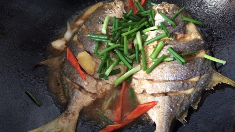 红烧䲝鱼,加入少量的水和适量的盐、<a style='color:red;display:inline-block;' href='/shicai/ 788'>生抽</a>、<a style='color:red;display:inline-block;' href='/shicai/ 718'>料酒</a>、<a style='color:red;display:inline-block;' href='/shicai/ 721'>蚝油</a>，闷两三分钟，最后放葱段