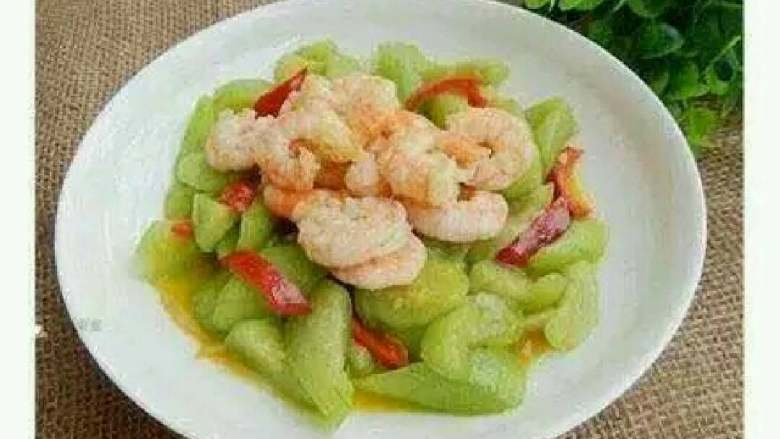 虾仁炒丝瓜,锅中入油炒香蒜片 加入虾仁滑炒熟后装出