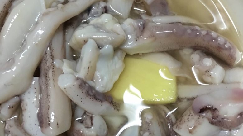 丝瓜炒鱿鱼须,<a style='color:red;display:inline-block;' href='/shicai/ 345'>鱿鱼</a>用料酒 <a style='color:red;display:inline-block;' href='/shicai/ 37'>姜</a>泡十分钟