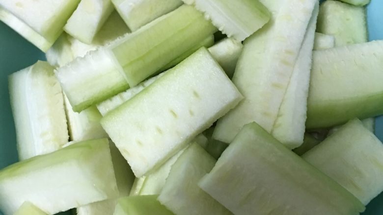 丝瓜炒鱿鱼须,切好<a style='color:red;display:inline-block;' href='/shicai/ 57'>丝瓜</a>