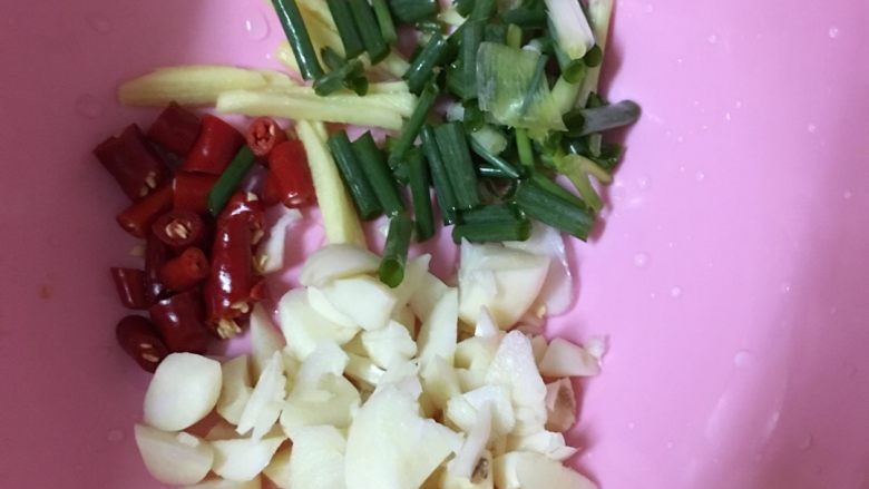 丝瓜炒鱿鱼须,配料切好