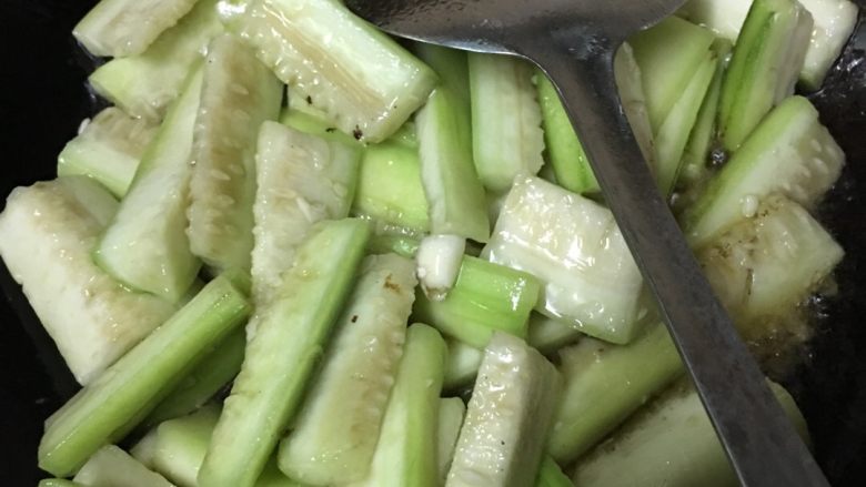 丝瓜炒鱿鱼须,放蒜头爆炒丝瓜 放盐 蚝油 葱 然后盛出