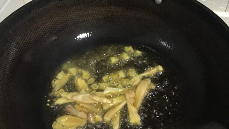 麻辣鸡胗,倒油,放入泡椒,泡姜