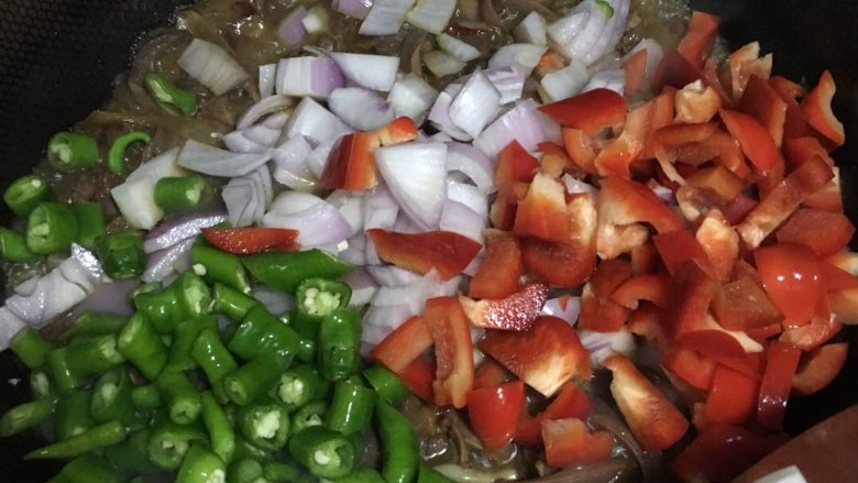 麻辣鸡胗,炒得差不多的时候再放入青椒,红椒,洋葱,味道淡了可以加点盐
