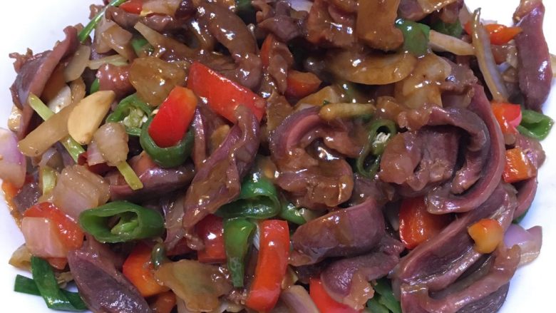 麻辣鸡胗,最后放葱,鸡精,起盘。