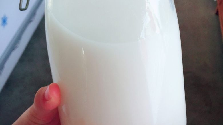 椰浆西米露,把<a style='color:red;display:inline-block;' href='/shicai/ 5163'>西米</a>用大火煮熟，捞出放在凉水里，然后把水沥干，倒入椰浆，放入适量冰糖，再倒入冰水，搅匀，即可食用