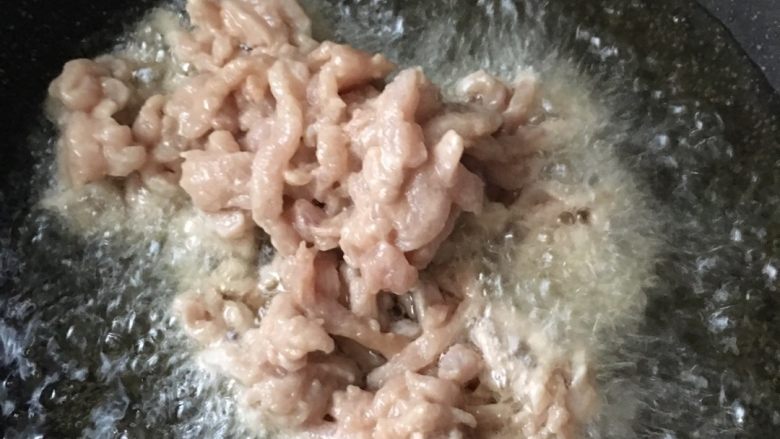 双椒肉丝🍹🍹🍹,热锅冷油,六成热下入肉丝