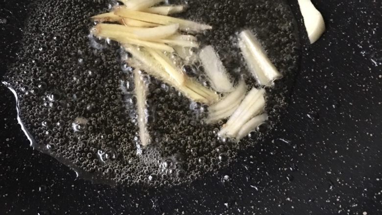 双椒肉丝🍹🍹🍹,锅内加入少许油,爆香姜蒜丝