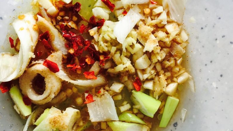 微波土豆丝,取一微波专用餐具，放入食用油、葱姜蒜、盐、<a style='color:red;display:inline-block;' href='/shicai/ 829'>十三香</a>、醋、味极鲜、<a style='color:red;display:inline-block;' href='/shicai/ 87785'>辣椒碎</a>
