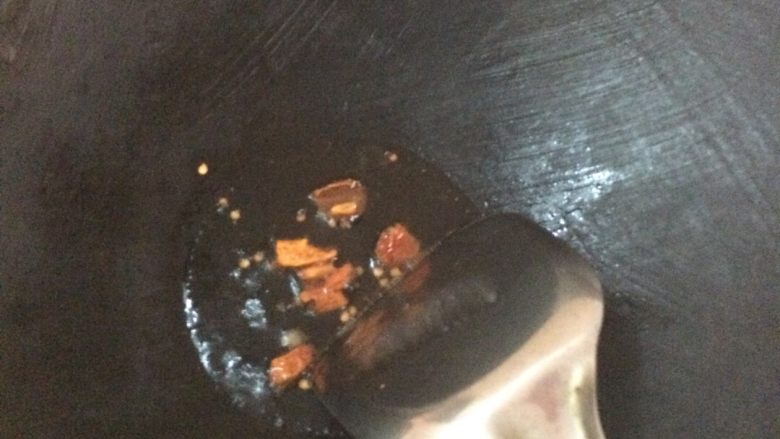 洋葱炒蛋,锅里放油，加入几个干辣椒断，炒香