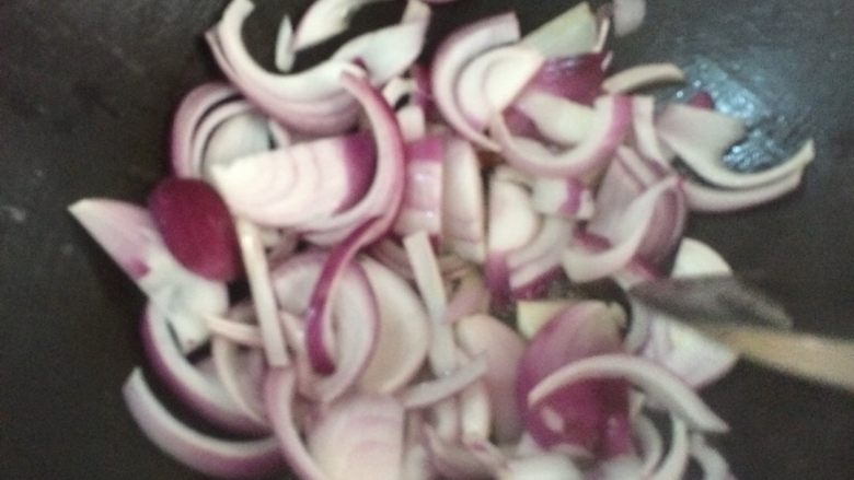 洋葱炒蛋,加入洋葱，翻炒，炒至软放盐，放鸡粉