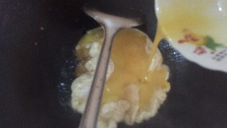 洋葱炒蛋,锅里放油，加入鸡蛋