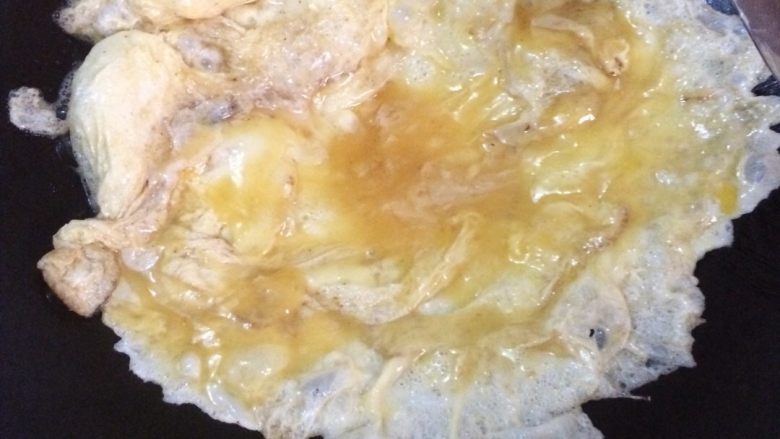 洋葱炒蛋,鸡蛋液，往旁边多滚动滚动，就会越来越大