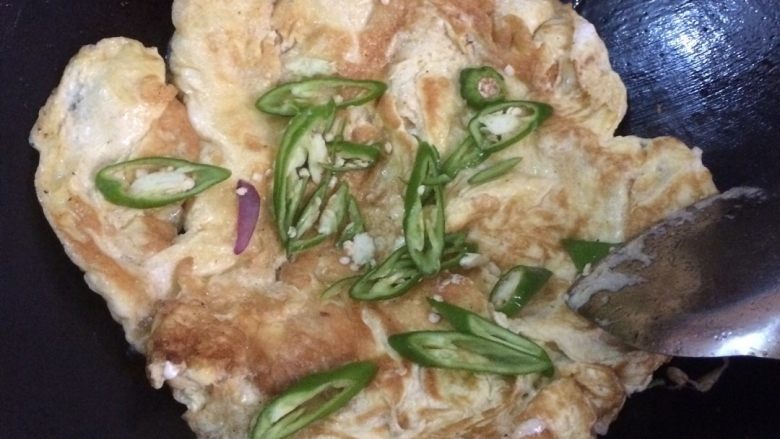 洋葱炒蛋,一面好了后，翻一面，我加了一个青辣椒