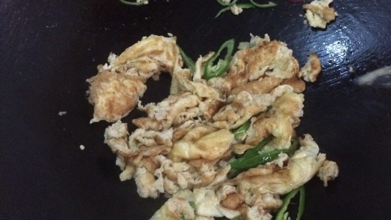 洋葱炒蛋,两面煎好后，用锅铲分成大小一样的块