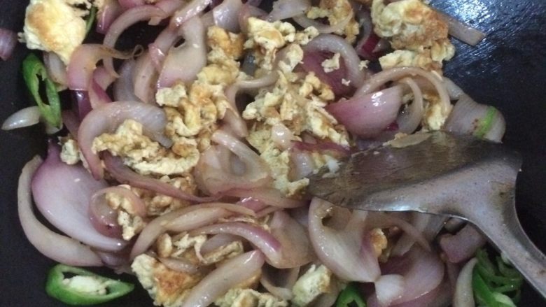 洋葱炒蛋,在加入洋葱，炒香，翻炒均匀后，加少许生抽，3勺就差不多，上一下色，会更好看，有吃辣椒的，也可加一些辣椒粉